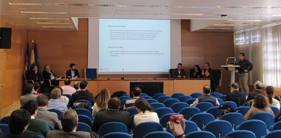 Miembro del IIAMA Javier Rodrigo exponiendo su proyecto