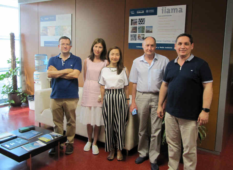 Una delegación de Kazajistán visita las instalaciones del IIAMA