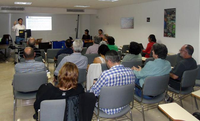 Alberto García Prats explicando su estudio en la jornada de Alicante