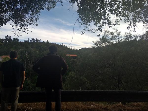 Los miembros de la investigación visitando el área forestal de la zona portuguesa