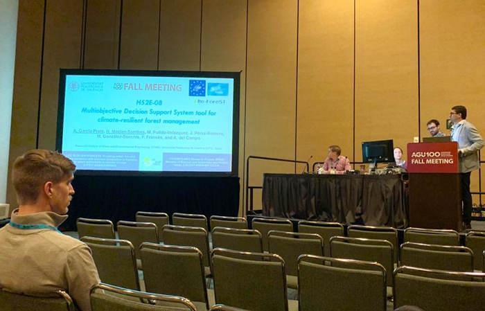 Alberto García explicando las líneas principales del proyecto durante la sesión de la AGU