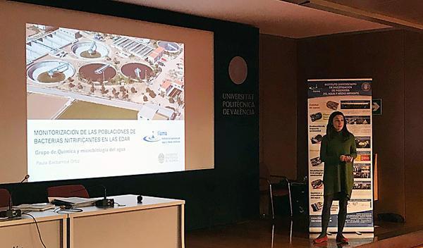 La investigadora Paula Barbarroja explicando su estudio en la VII Edición de las “Jornadas IIAMA”