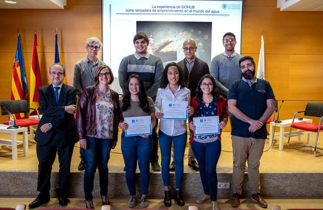 Entrega de diplomas a los alumnos que han comenzado este año la beca