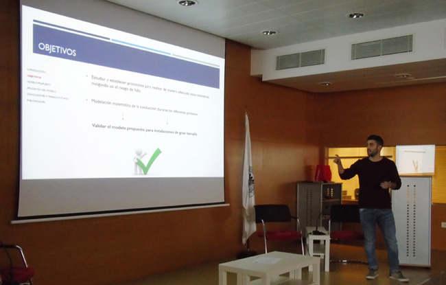 Guillermo Romero presentando algunos resultados obtenidos en  su TFM