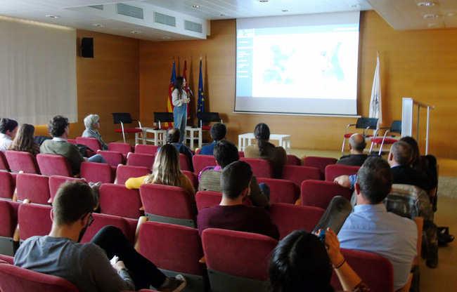 Ariadna Callea resaltando la importancia de su investigación