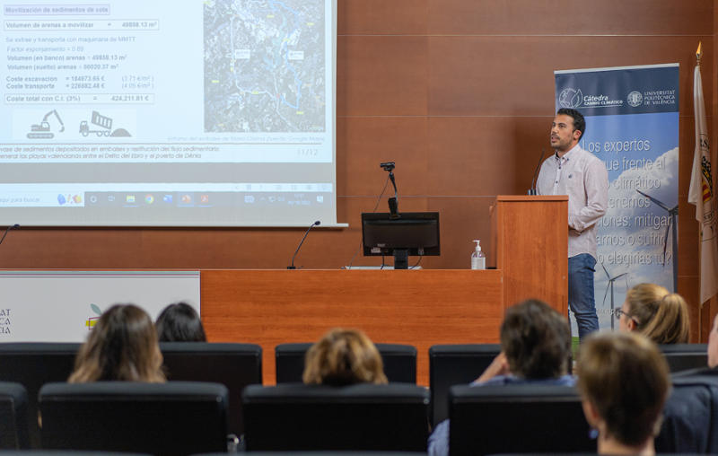 Efrén Hernández explicando los principales aspectos de su trabajo en la pasada jornada presentación de estudios de la Cátedra de Cambio Climático