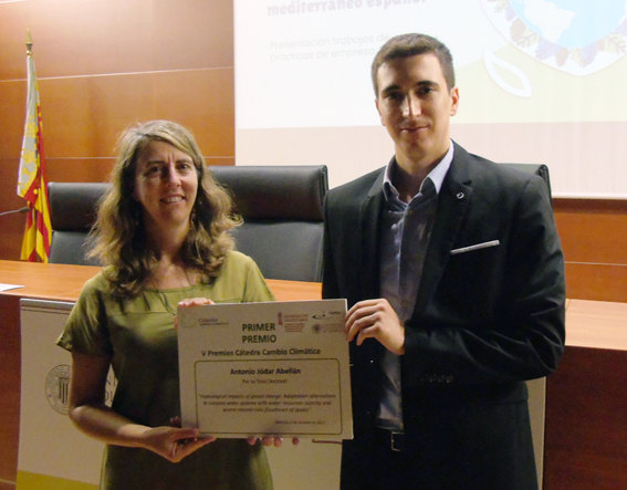 Antonio Jódar recogiendo el premio como ganador a la mejor tesis doctoral