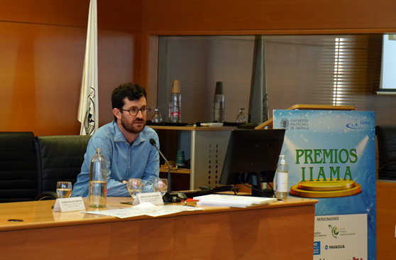 Guillermo Noriega presentando su estudio durante la ceremonia de entrega de los premios IIAMA