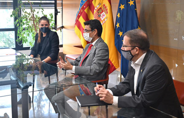 De izquierda a derecha la consellera Mireia Mollà, el rector de la UPV, Francisco Mora y el director de la Cátedra, Manuel Pulido