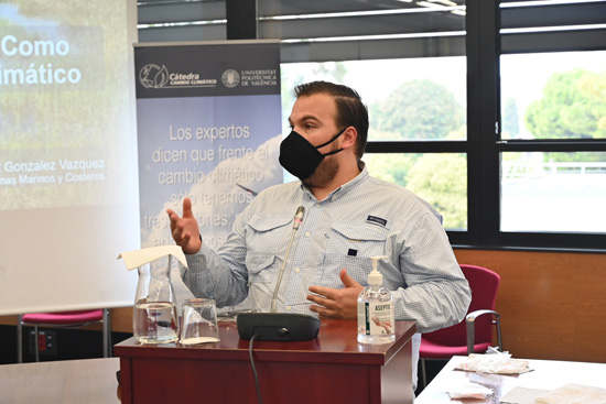 Roberto durante la ponencia de su estudio