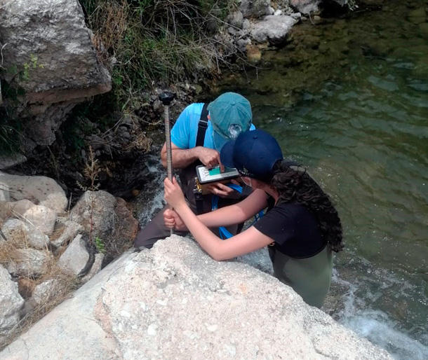 Tatiana realizando trabajos de campo para tomar muestras de agua del río Serpis (València)